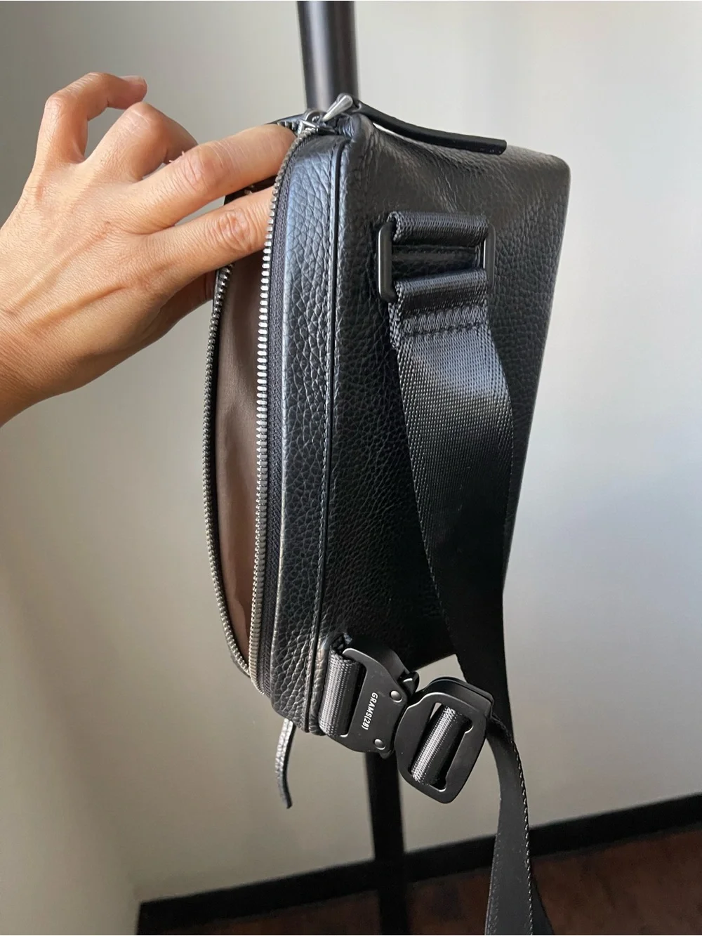 GRAMS(28) 157 Essential Everyday Sling Lightweight ITALIAN Leather Black Bag